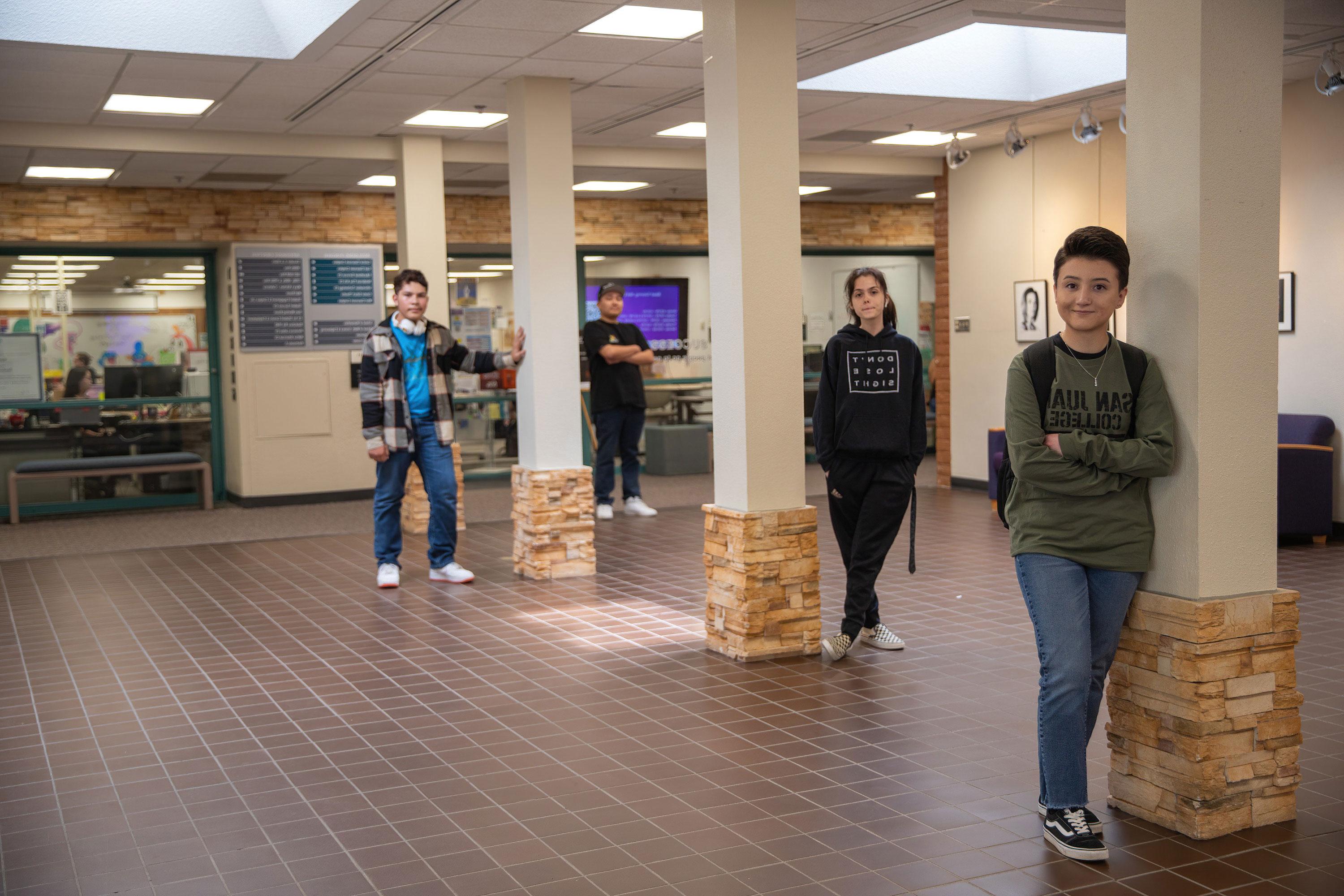四名学生站在SJC辅导中心前的柱子旁
